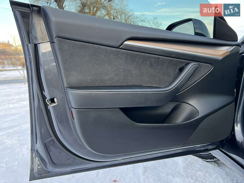 Седан Tesla Model 3 2023 в Львове