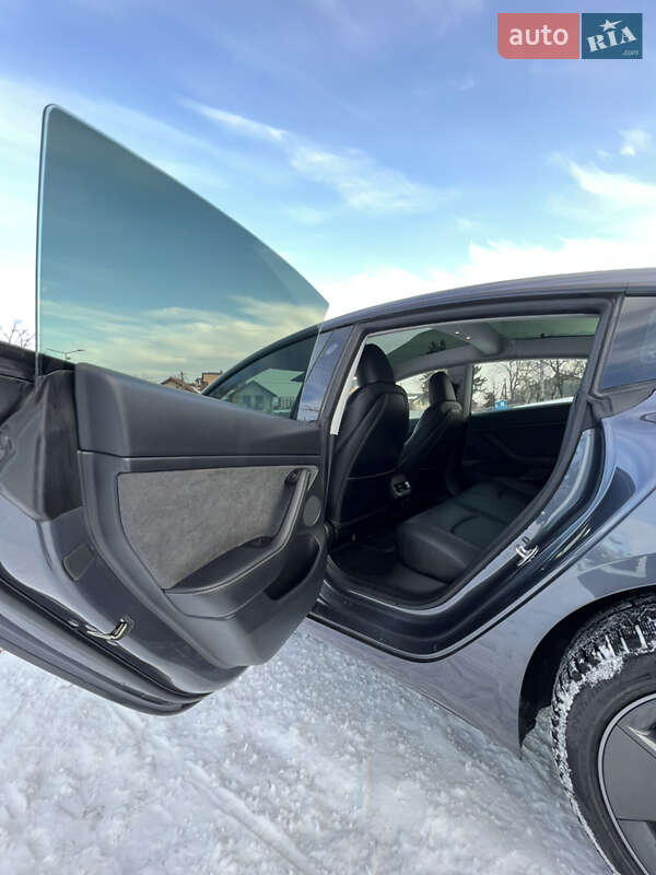 Седан Tesla Model 3 2023 в Львове