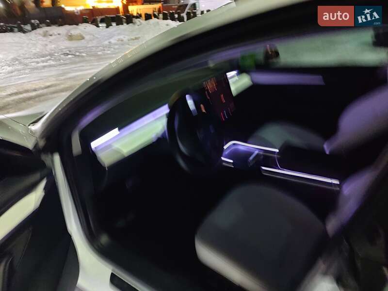 Седан Tesla Model 3 2021 в Львове