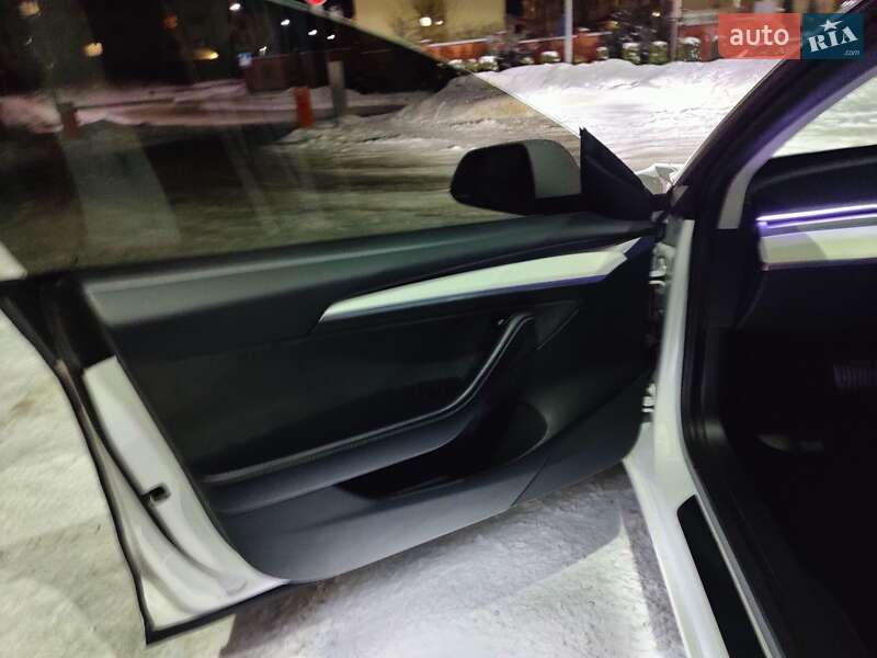 Седан Tesla Model 3 2021 в Львове