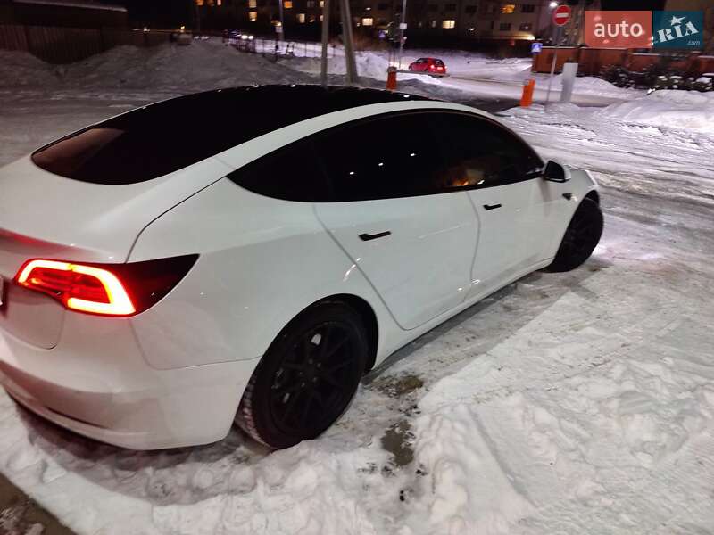 Седан Tesla Model 3 2021 в Львове