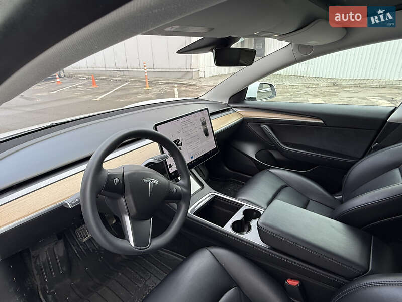 Седан Tesla Model 3 2021 в Львове