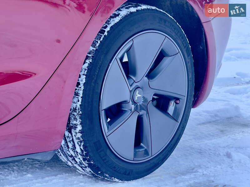 Седан Tesla Model 3 2023 в Стрию