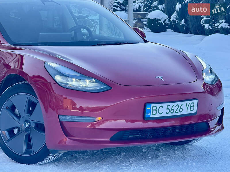 Седан Tesla Model 3 2023 в Стрию