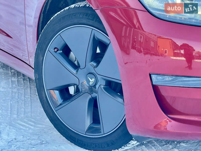 Седан Tesla Model 3 2023 в Стрию