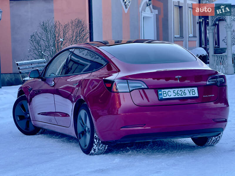 Седан Tesla Model 3 2023 в Стрию