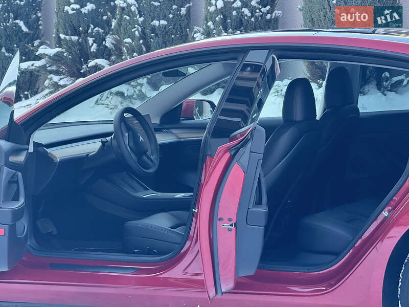 Седан Tesla Model 3 2023 в Стрию