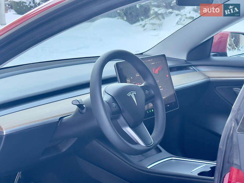 Седан Tesla Model 3 2023 в Стрию