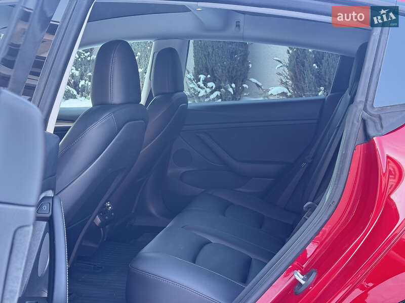 Седан Tesla Model 3 2023 в Стрию