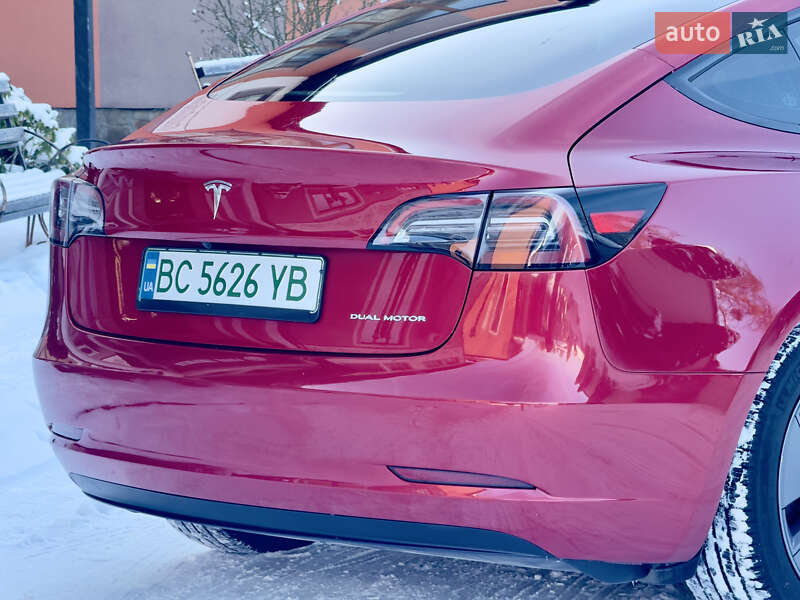 Седан Tesla Model 3 2023 в Стрию