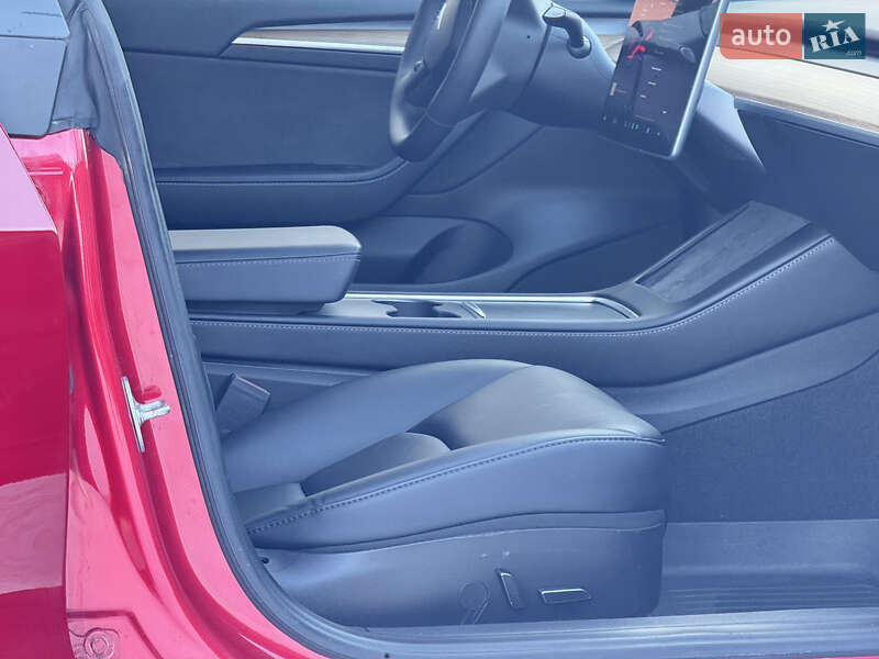 Седан Tesla Model 3 2023 в Стрию