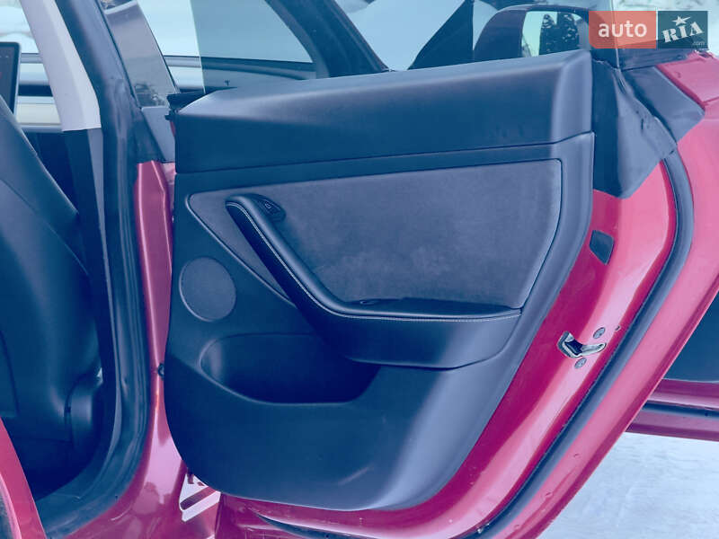 Седан Tesla Model 3 2023 в Стрию