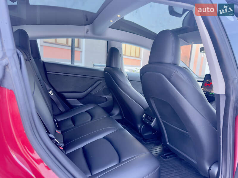 Седан Tesla Model 3 2023 в Стрию