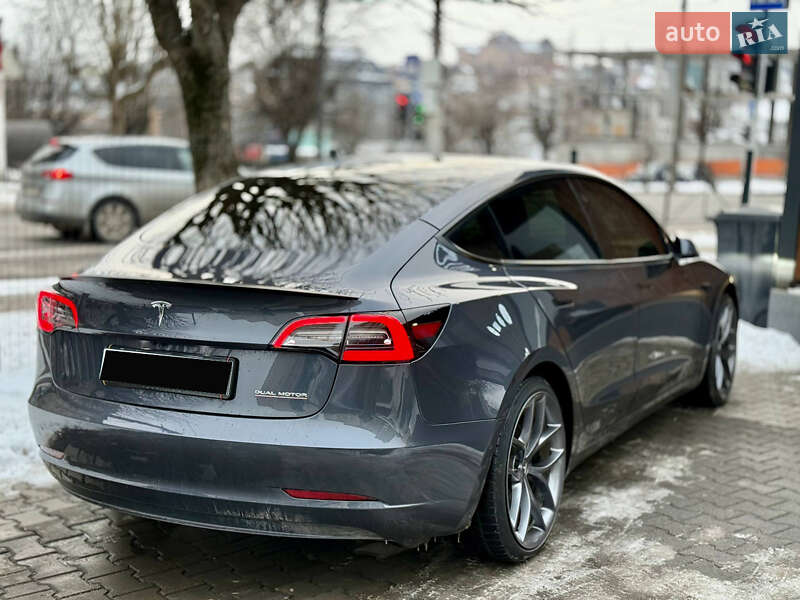 Седан Tesla Model 3 2022 в Чернівцях