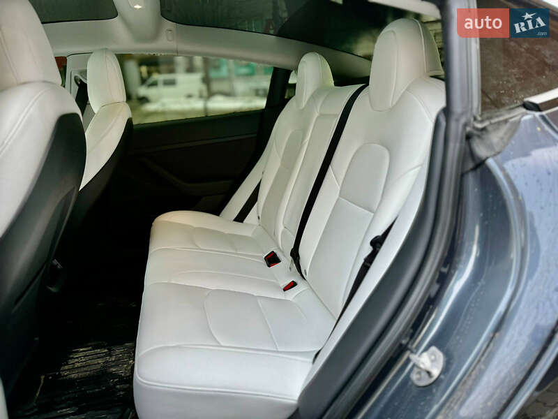 Седан Tesla Model 3 2022 в Чернівцях