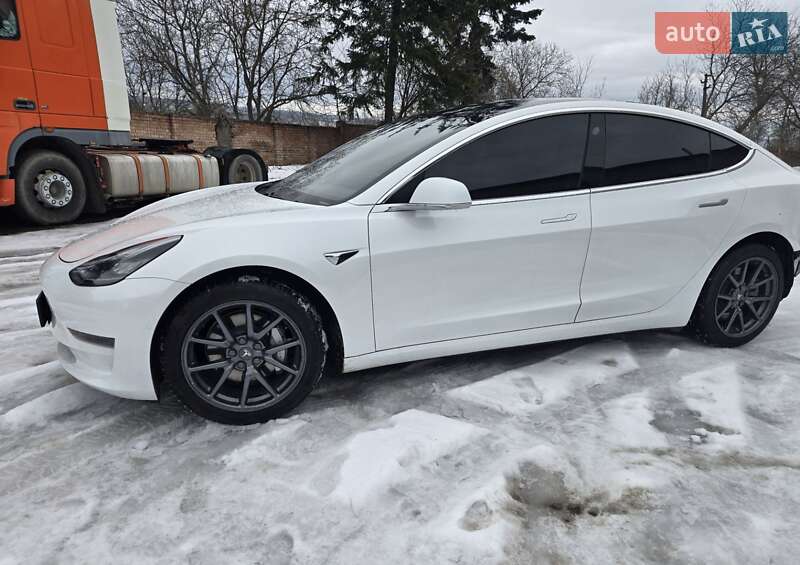 Седан Tesla Model 3 2019 в Снятині