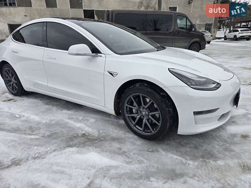 Седан Tesla Model 3 2019 в Снятині