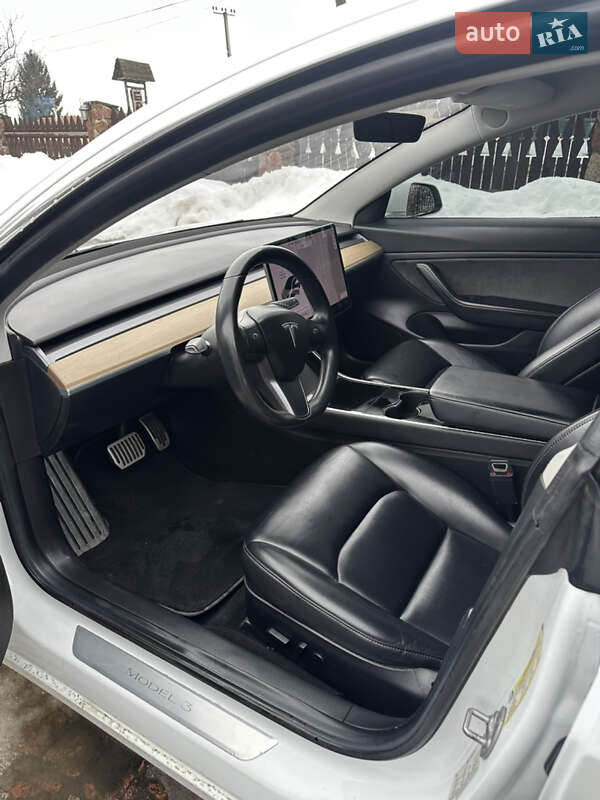 Седан Tesla Model 3 2018 в Ізяславі