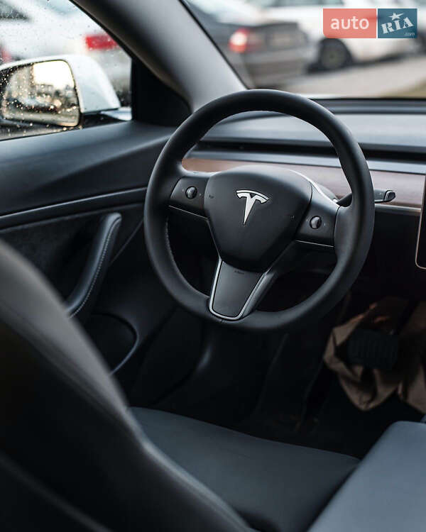 Седан Tesla Model 3 2022 в Ровно