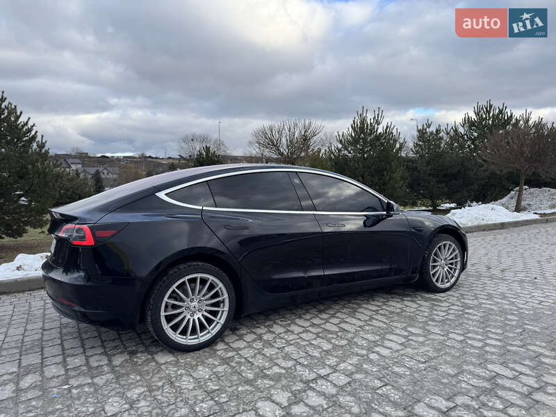 Седан Tesla Model 3 2018 в Львові