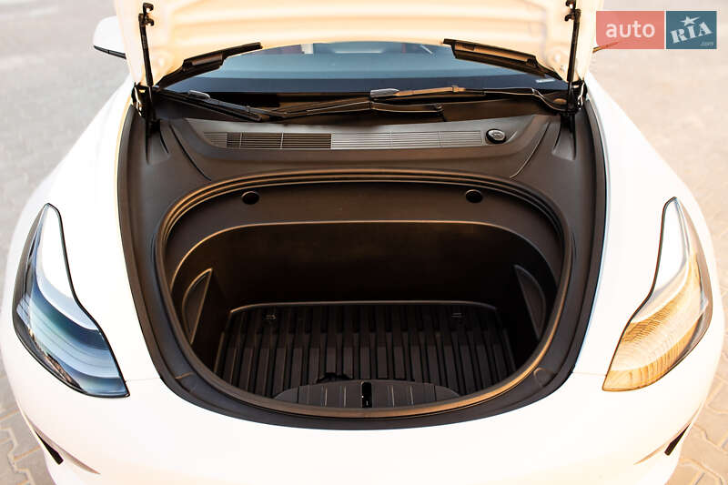 Седан Tesla Model 3 2022 в Львові