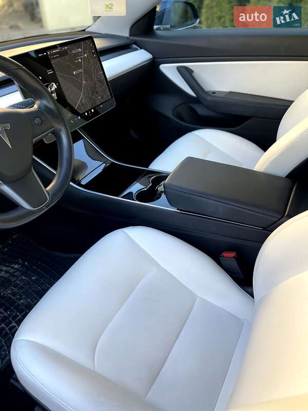 Седан Tesla Model 3 2018 в Львове