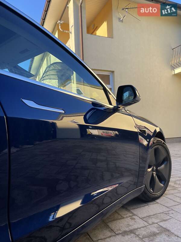 Седан Tesla Model 3 2018 в Львове