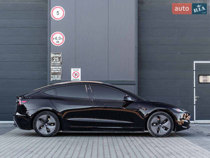 Седан Tesla Model 3 2025 в Ужгороде