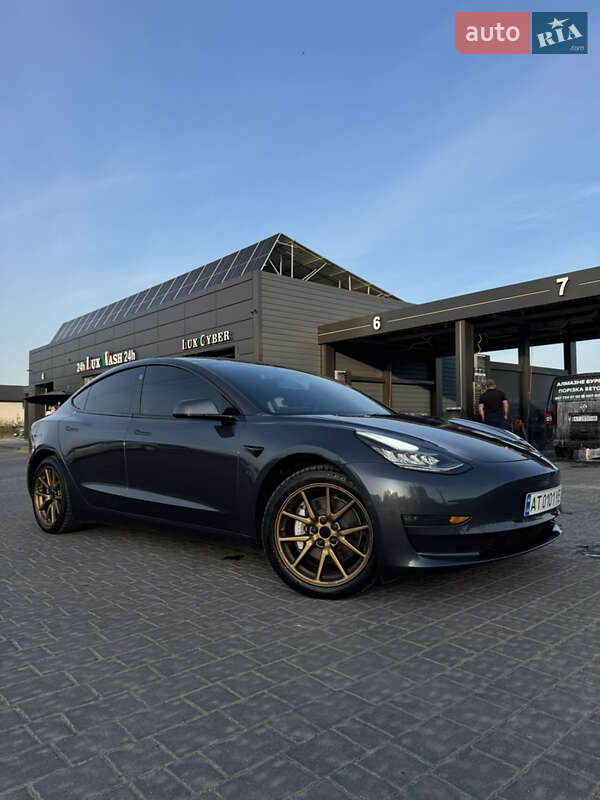 Седан Tesla Model 3 2019 в Івано-Франківську
