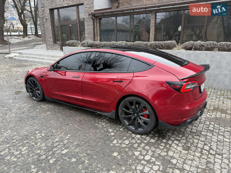 Седан Tesla Model 3 2020 в Чернівцях