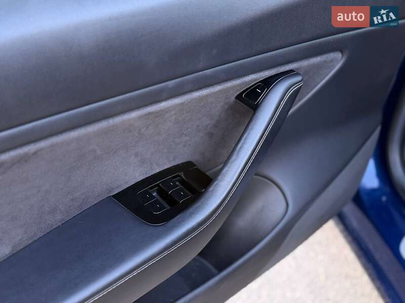 Седан Tesla Model 3 2018 в Львове