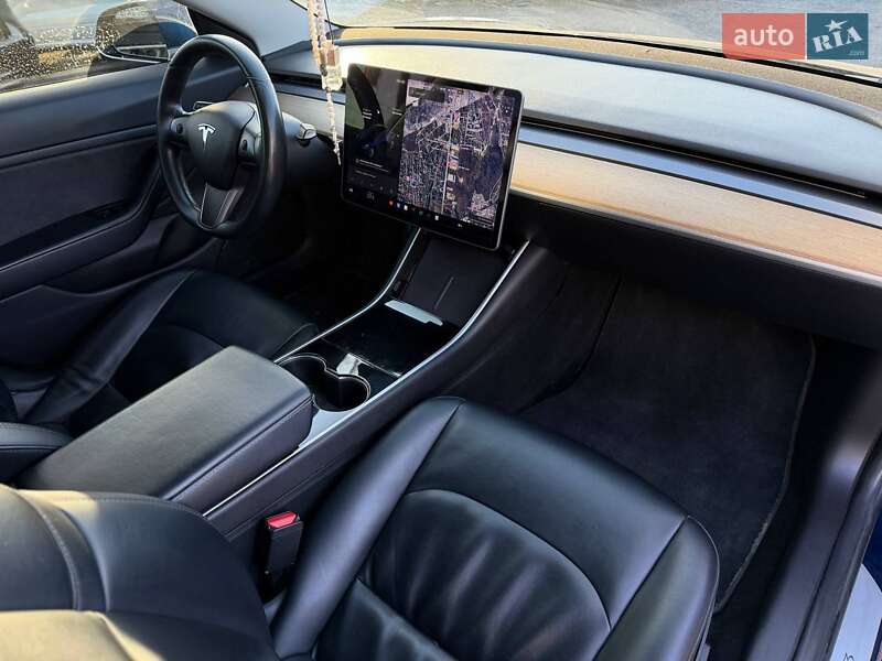Седан Tesla Model 3 2018 в Львове