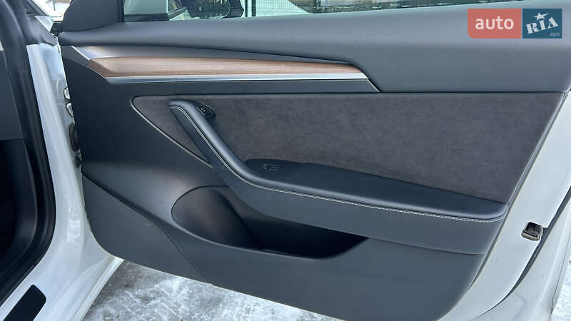 Седан Tesla Model 3 2021 в Києві