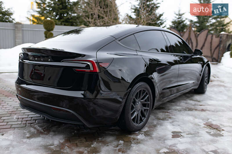 Седан Tesla Model 3 2024 в Самборі