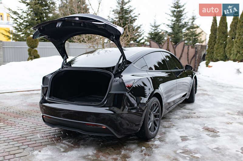 Седан Tesla Model 3 2024 в Самборі