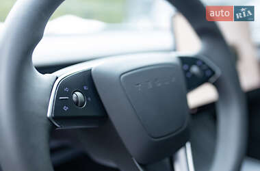 Седан Tesla Model 3 2024 в Самборі