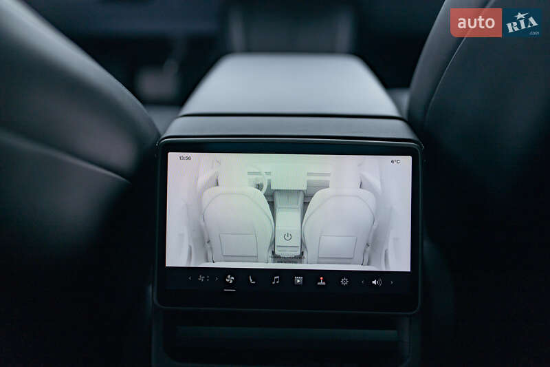 Седан Tesla Model 3 2024 в Самборі