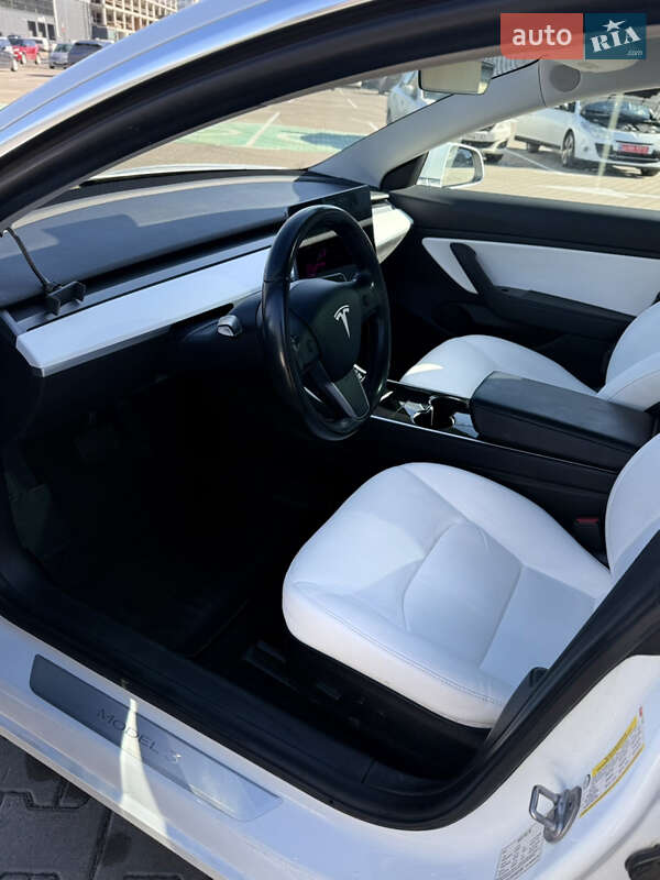 Седан Tesla Model 3 2019 в Киеве