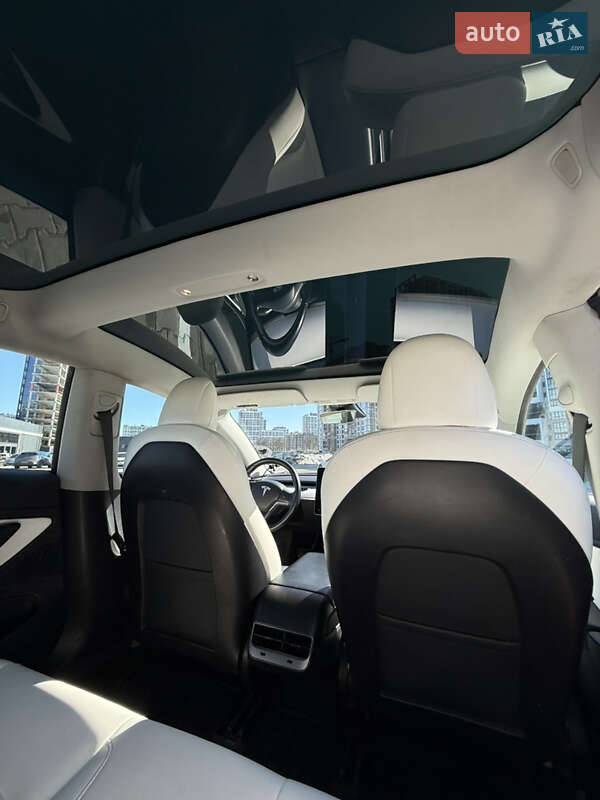 Седан Tesla Model 3 2019 в Киеве