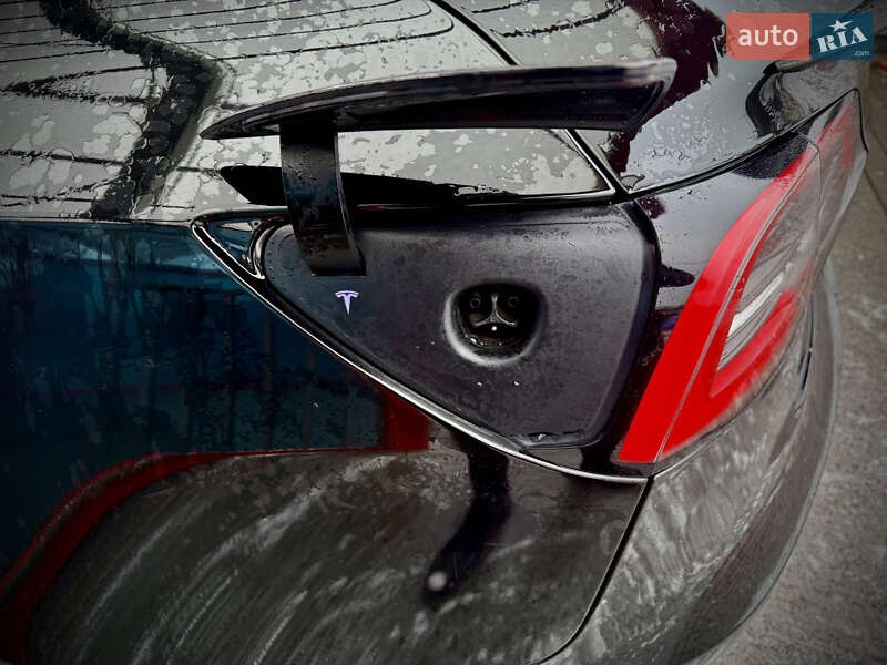 Седан Tesla Model 3 2021 в Львове