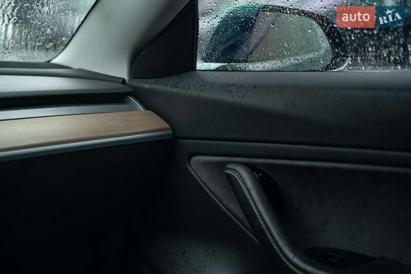 Седан Tesla Model 3 2018 в Черновцах