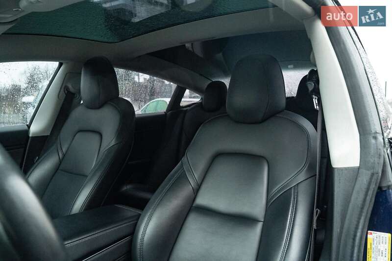 Седан Tesla Model 3 2018 в Черновцах