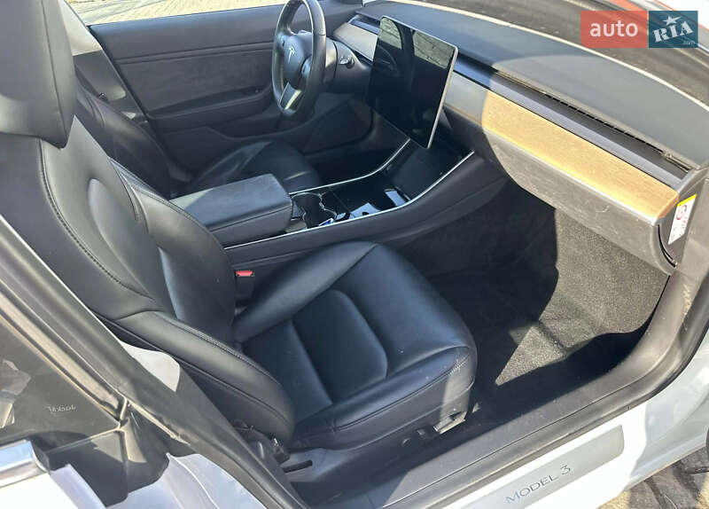 Седан Tesla Model 3 2018 в Рівному