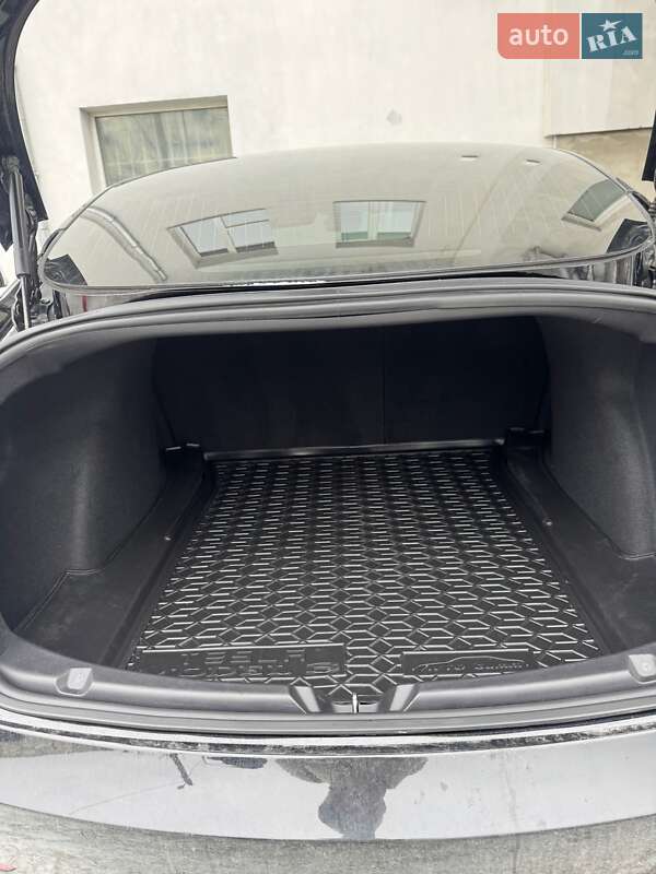 Седан Tesla Model 3 2019 в Виннице