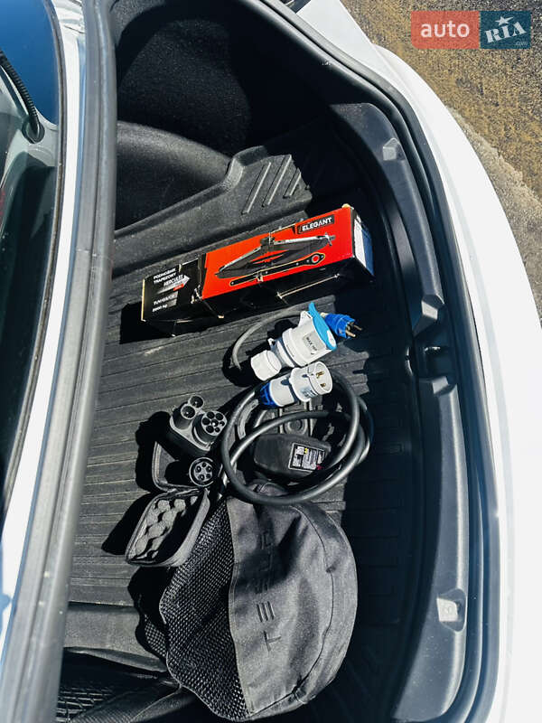 Седан Tesla Model 3 2019 в Киеве