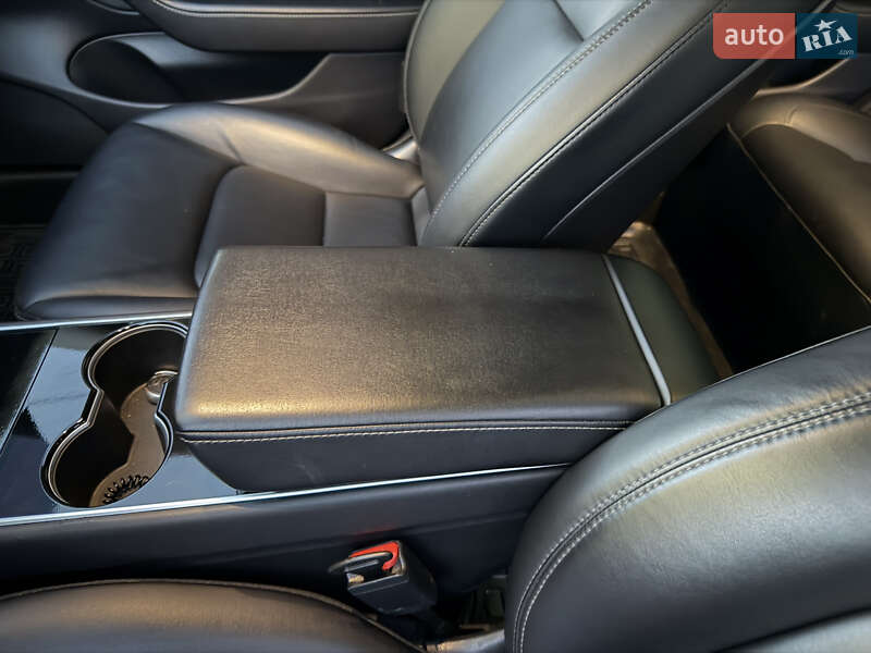 Седан Tesla Model 3 2019 в Збаражі