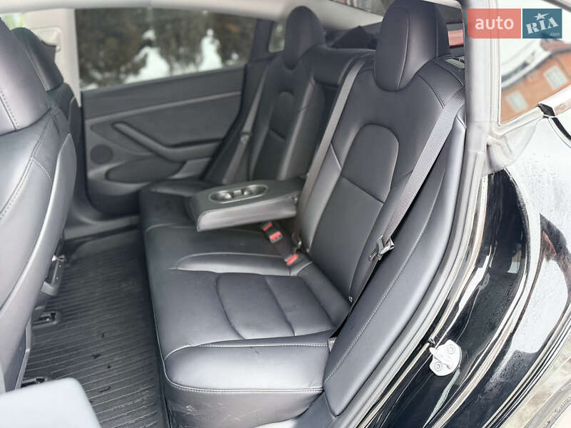 Седан Tesla Model 3 2023 в Стрию