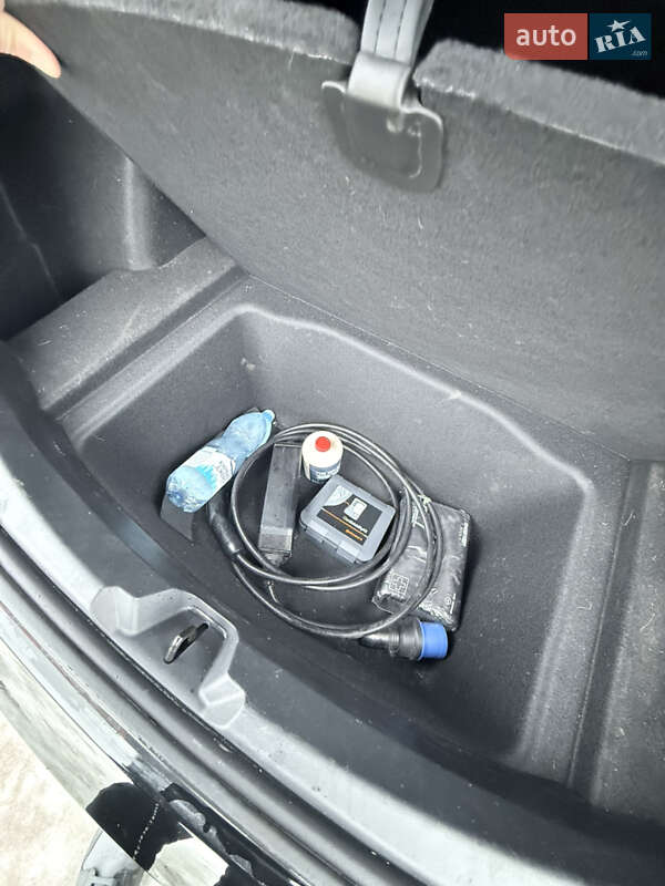 Седан Tesla Model 3 2023 в Стрию