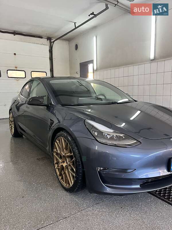 Седан Tesla Model 3 2021 в Львові