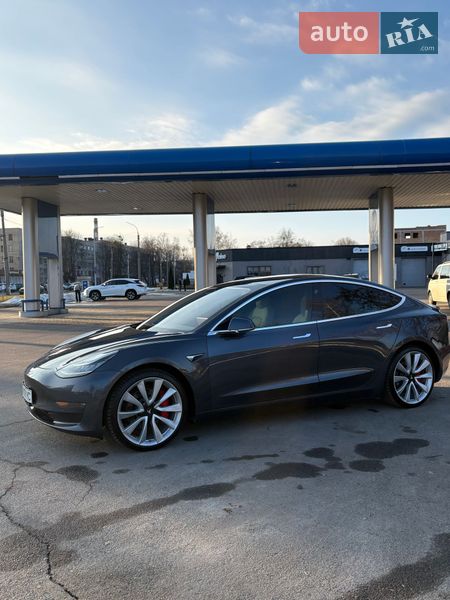 Седан Tesla Model 3 2018 в Черкасах
